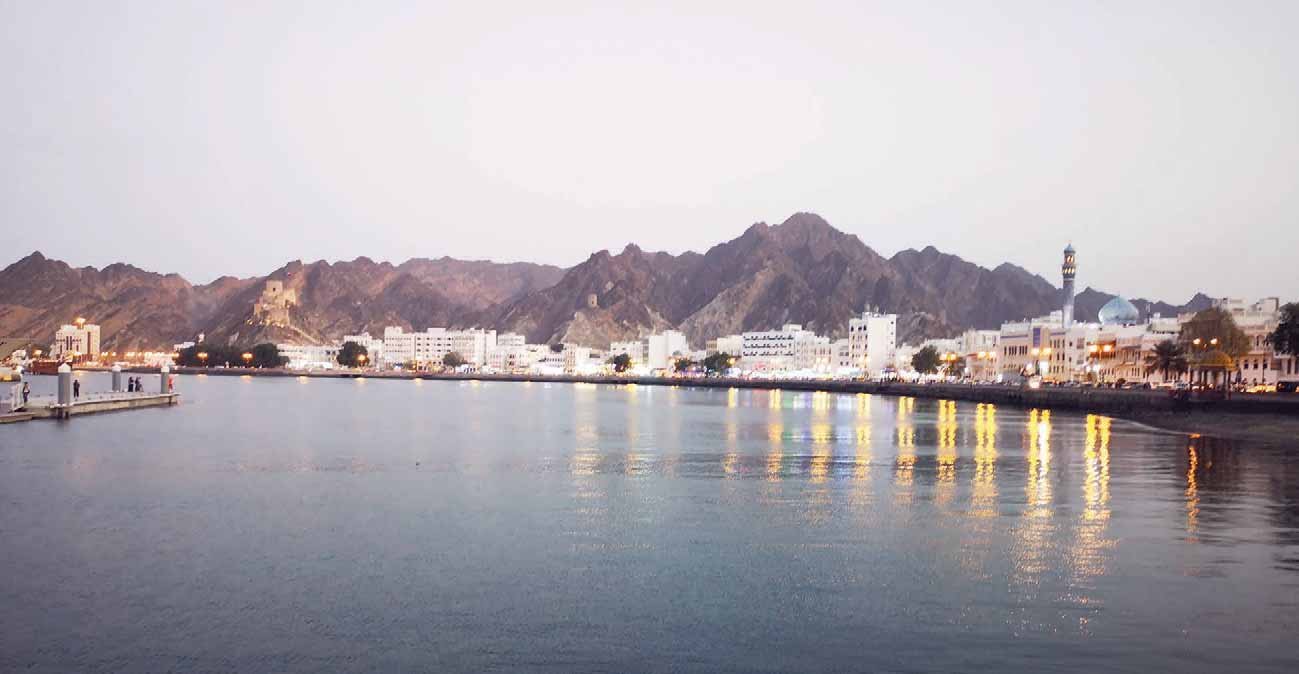 المساء في مطرح .. ذهب ينساب على صفحة الماء..