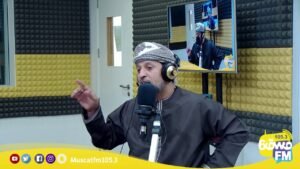 الشاعر عقيل اللواتي في رمسه مع سيف