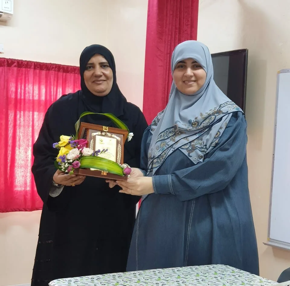 محاضرة بعنوان “الحوار الأسري وأساليب التربية الإيجابية” بمدرسة الثرمد للتعليم الأساسي بولاية السويق