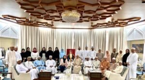 مجموعة من المصممين العمانيين يناقشون مجالات التصميم بمجلس الخنجي