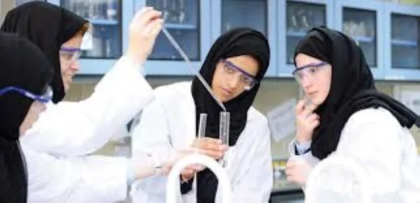 صحيفة بريطانية أشادت بهن..العمانيات مهندسات في حقول النفط