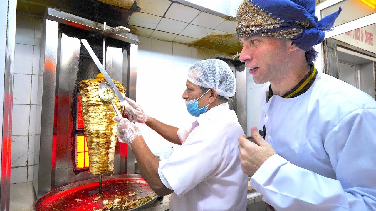 جولة في سوق مطرح – الطعام في الشارع العماني (باللغة اﻹنجليزية)