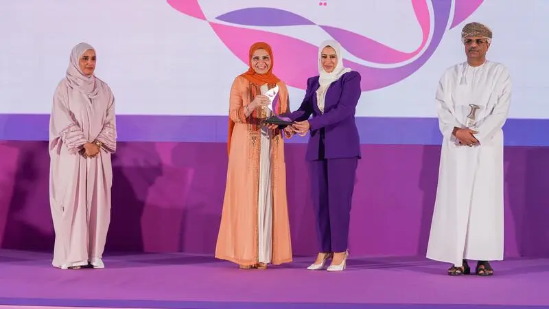 تكريم ثلاث من موظفات البنك الوطني العُماني ضمن منتدى المرأة…