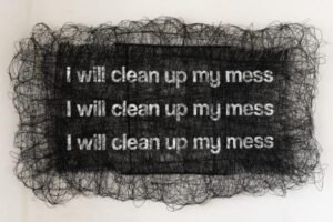 افتتاح معرض “كُلٌ منّا” في مطرح.. وأعمال فنية تجسد قضايا تاريخية