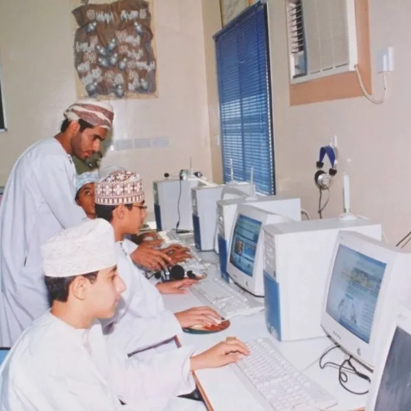 معلمون: ضرورة الدمج بين أساليب التعليم التقليدي والإلكتروني