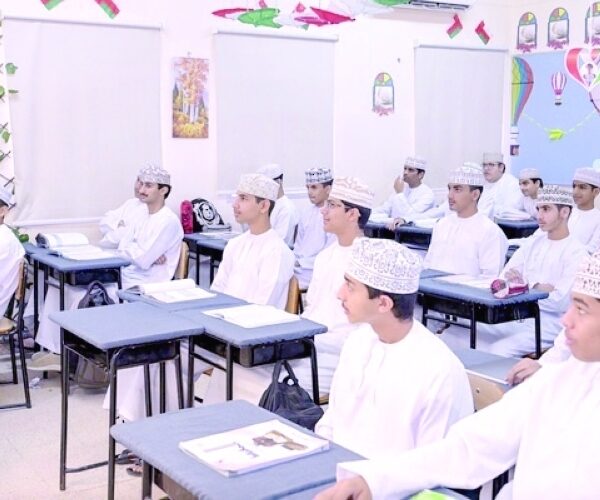 مطرح تكرم 114 من الهيئة التدريسية والطلبة المجيدين