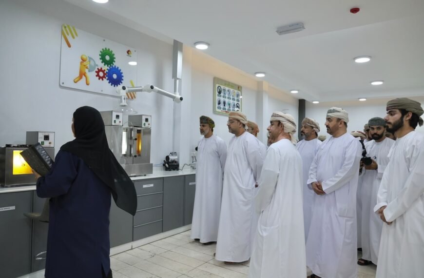 بحث تعزيز الشراكة بين محافظة البريمي وبنك التنمية